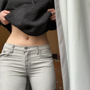 Gråa jeans  - As fina lågmidjade jeans som är alldeles för korta på mig som är 180💙 tror dom passar folk under 171 längmässigt⚡️ sitter tajtare runt låren men blir lösare under knäna, står ingen str men skulle säga att dom passar bäst för 34/36 W25-28 säg till ifall ni vill ha fler bilder⚡️ perfekta om man är lite brun som jag inte är😬 pris kan diskuteras