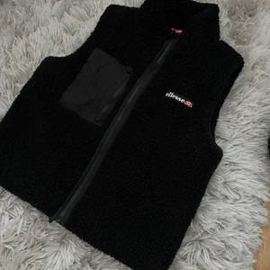 Pile väst från Ellesse  - En fin svart pileväst från Ellesse, storlek M 