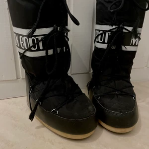Moon boots - Säljer mina as snygga svarta moon boots då jag har tröttnat på färgen💞 den har en liten difekt på hälen men ingenting man märker anars är de helt i nyskick💞 nypris: 1500