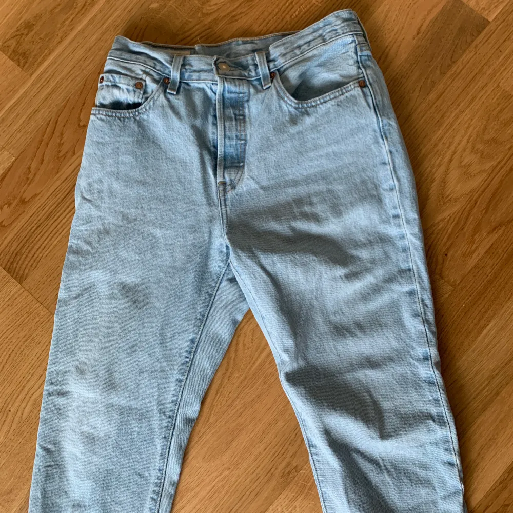 Levis jeans 501. Köpta i Levis butik. W27men insydda i midjan till W26 för att få lite baggy i benen men tight i midjan. . Jeans & Byxor.