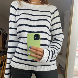 Randig tröja  - Jättefin stickad randig tröja ifrån H&M  strl M!💙Säljer för 150 kr 