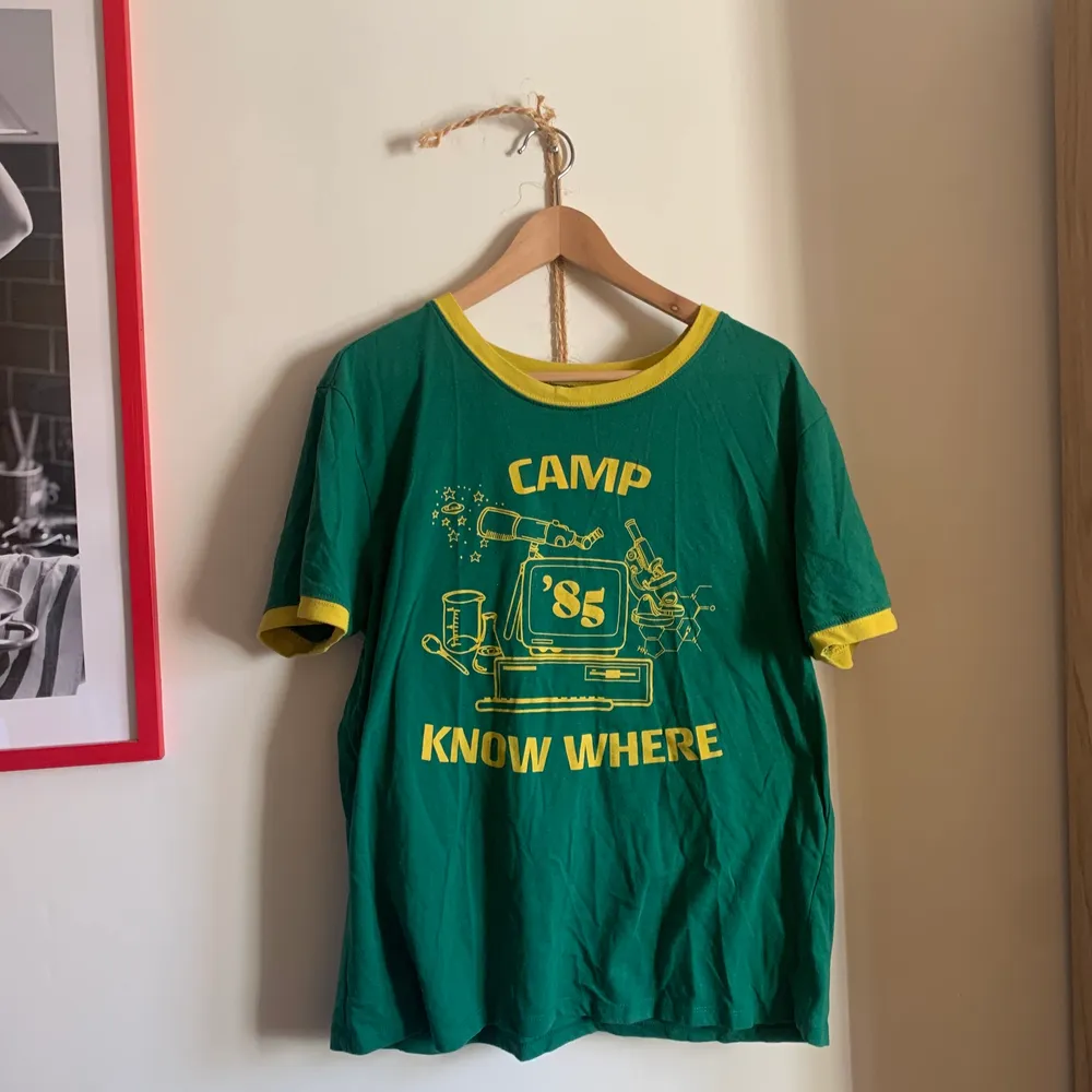Köpt på Target i New York. Jättemysig och skön tshirt som är stranger-things inspirerad. Riktigt 80tals vibes!. T-shirts.