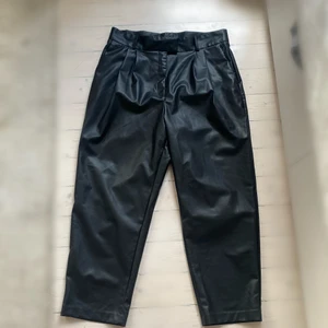 Läderbyxor - Läderbyxor med smal midja, ankellängd (inte äkta läder) Mycket snygga på, kan stylas upp och stylas mer casual. Endast använd ett fåtal gånger så i gott skick. Från H&M i storlek 46