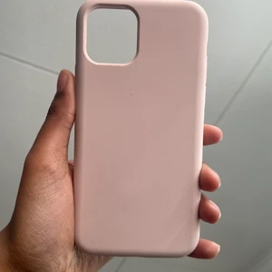 iphone 11 pro skal  - Rosa skal med silikon inuti. Helt oanvänd köpte fel skal, original pris 130