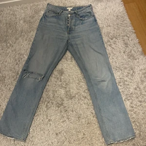 Hm jeans - Slutsålda hm jeans. I bra skick men använda ett fåtal gånger. Har ett hål på ena knät o lite slitningar längst ner på benen. Säljer pga av för små. Storlek 38, köpta för 299kr