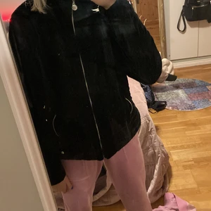 En svart jacka - En fin svart jacka jag har tröttnat på den har haft de för länge❤️