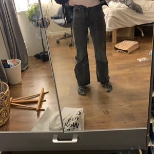 Gråa monki jeans  - Ett par gråa jeans från monki köpta i slutet av sommaren 2021 säljer för de har blivit förkorta för mig .