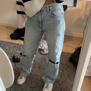 Zara jeans - Jeans från zara i strl 36! Sitter bra på mig som är 169, passar säkert en aning längre också. Pris: 250kr + frakt 66kr 