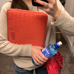 Marc Jacobs datorfodral  - Säljer denna Marc Jacobs datorfodral som jag haft ett tag men använt få gånger! Säljer för den är för stor för min skoldator!