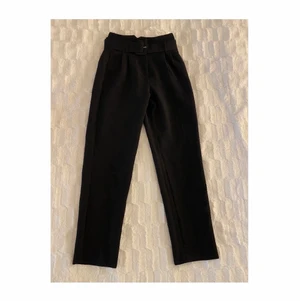 Kostymbyxor från NA-KD✨ - Snygga kostymbyxor från NA-KD med skärp i midjan✨ Storlek 34. Fint skick, knappt använda! Nypris 400kr, säljer de för 200kr❕