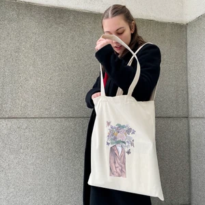 Tygkasse - Fin naturvit tygkasse med handmålad design av återvunnet bomull. Framtagen av MyTote UF!❤️ Nyskick, den är sjukt slittålig! Finns flera i lager🦋