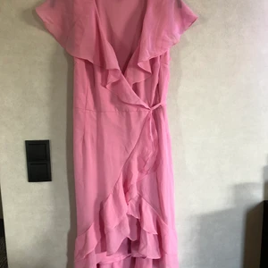 Rosa klänning  - Klänning i härligt material, fin rosa färg. 