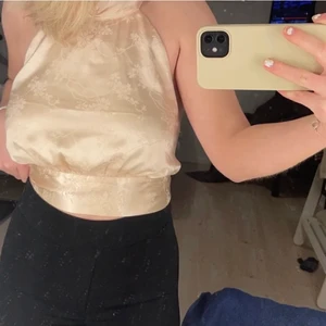 Halterneck topp - Jättefina halterneck top från BikBok, köpt här på plick (bilder lånade från säljare) som var lite för liten på mig tyvärr🥲 Så skickar vidare den till ett annat hem! Den är 50 kr + frakt:)