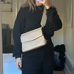 Sandqvist väska beige - Rymlig Sandqvist Signe bag ❤️ nypris 2295, beige finns inte längre ☺️