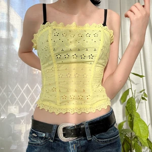 Korset topp - Super fin gul korsett topp💕 säljer då den aldrig kom till användning, passar jätte bra till sommaren och att layera med en annan tröja. Begagnad men nästan i nyskick, strl S/36-38. Du står för frakten💕