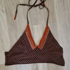 Halterneck topp  - Superfin halterneck top. Knytbar och öppen i rygg.