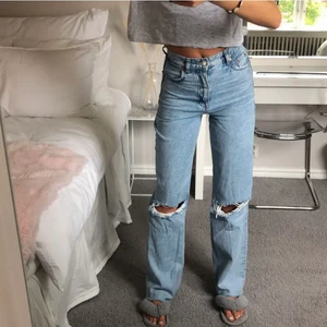 Zara jeans  - Jättefina zara jeans med hål på knäna💕 Inga defekter utan ser ut som nya!! Skriv vid frågor<3 