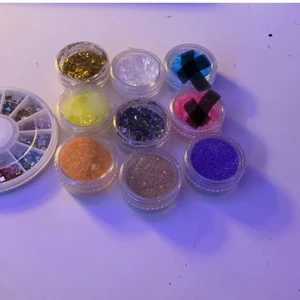 Nagel glitter - Jag säljer mina olika typer av nagel glitter, 5kr st och  3 för 12 den stora i mitten kostar 15kr
