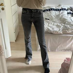 Ett par jättefina gråa jeans med slits från Zara. Säljer dem för att de är för stora på mig. Så de är endast använda några fåtal gånger. Skulle säga att de är ”mellan” höga i midjan men väldigt långa i benen! Är 173cm. Frakten är inte inkluderad. 
