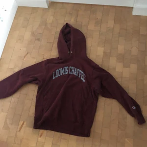 Vintage champion hoodie storlek M - En vintage champion hoodie köpt på pop boutique. Den sitter för både M och L. På hoodie än står det ”Loomis Chaffee”. Köparen står för frakt!