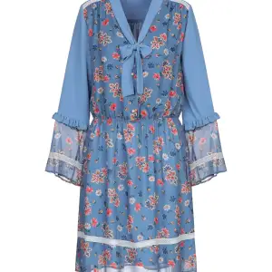 En helt ny klänning av det italienska märket Folies blugirl (linje Blumarin). Ljusblå. Storlek 36. Nypris 1800 kronor.