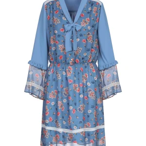  Helt ny klänning  “Blugirl Folies” - En helt ny klänning av det italienska märket Folies blugirl (linje Blumarin). Ljusblå. Storlek 36. Nypris 1800 kronor.