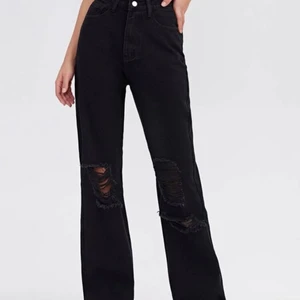 Jeans  - Jätte fina jeans med slitningar men som ej kommer till så mycket användning tyvär. Är 170 lång o dom e precis på skorna men inte så man trampar på dom😙 