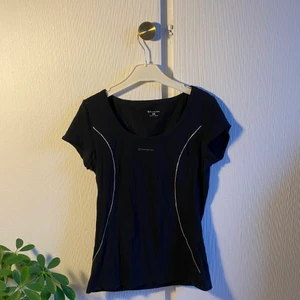 Champion T-shirt  - Supersnygg champion t-shirt med lite tajtare passform som jag köpt på second hand för ett tag sen🥰 Använt men bra skick! Säljs endast då den är lite tajt över brösten på mig ❤️