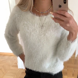 Mysig lurvig tröja i strl xs - 🤍mysig vit tröja från ginatricot, perfekt att ha hemma på mysiga kvällar! I bra skick!  Säljes p.g.a den ej kommer till användning.    💕skriv vid frågor/priset kan diskuteras 
