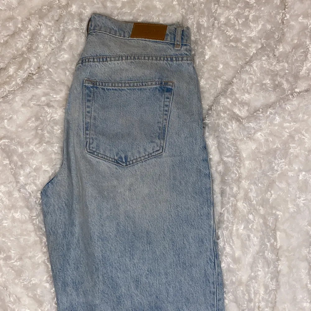 Ljusblåa 90s jeans från Ginatricot! Hål i knäna och rak modell.. Jeans & Byxor.
