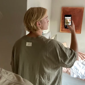 Fog, Essentials t-shirt - Oversized grön t-shirt från fear of god, essentials. Den är uppsydd hos skräddare. Den är i mycket bra skick!