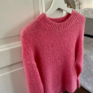 Stickad tröja  - Så fin, men har en annan rosa och säljer därför denna. Färgen är starkare i verkligheten den ser lite gråaktig ut på bild tyvärr. Köpt för ca 900kr 💘💘 den är i stl XS men skulle säga att den snarare passar s-m då den är lite oversized