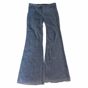 Manchesterbyxor zara - Manchesterbyxor från zara i ljusblå färg som är lite missfärgade i benen (som för övrigt är extremt långa). Passar storlek xs/s och är mid Rise😍