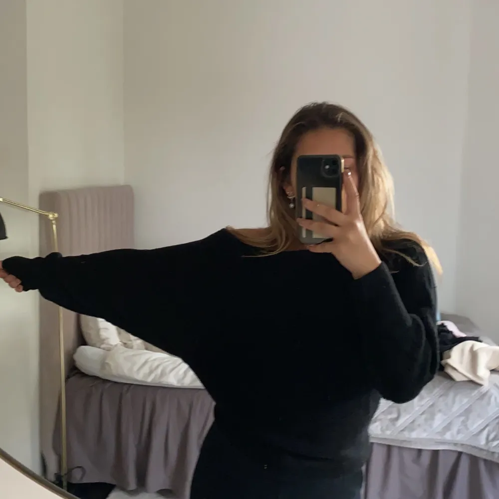 Svart mysig och söt off shoulder tröja på ena axeln. Hupparit & Collegepaidat.