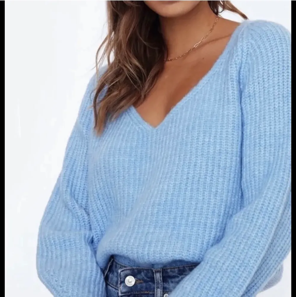 Stickad tröja från chiquelle som är helt slutsåld på hemsidan. Modellen ”softest knit”. Köpt för 399 kr. Storleken är onesize men skulle säga att de är en S/M. Köp direkt för 350 + frakt. . Stickat.