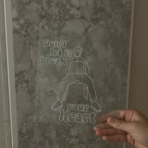 Glastavla  - Säljer en Louis Tomlinson glastavla jag gjort själv💓 100kr+frakt