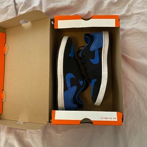 Nike sb alleyoop  - Funderar på att sälja dessa sneakers. De är använda några gånger, syns att de har använts, kan skicka flera bilder men har inga defekter direkt. Köpta från nikes hemsida. Skriv om du har frågor :) 