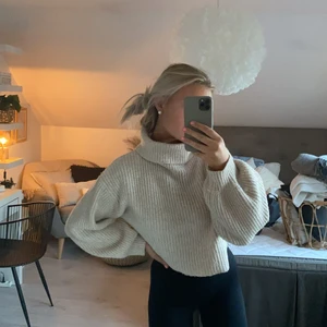 Stickad tröja beige  - Jättefin tröja. Den är i fint skick! 💓