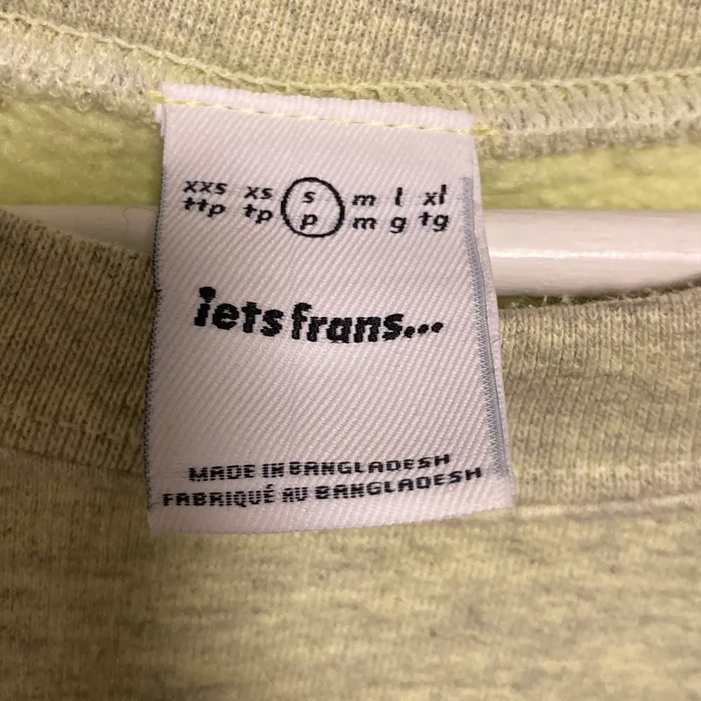 En swearshirt från märket iest frans. Sweatshirten är mer limegrön i verkligheten. Man kan justera hur tajt/lös man vill ha tröjan i midjan, se bild: Storlek: S men skulle säga M då den är oversized. Köparen står för frakt. 50kr + 79kr. Tröjor & Koftor.