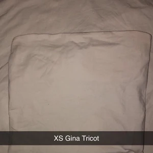 Vit bandeautopp - Säljer denna vita bandeautopp som sitter som en smäck och är så lätt att matcha till kläder! Ett måste i garderoben!🔥🥰