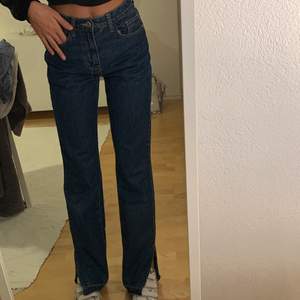 Supersnygga mörkblå jeans med slits från plt. Bra i längden på mig som är 177 och i toppenskick! Frakt 62kr