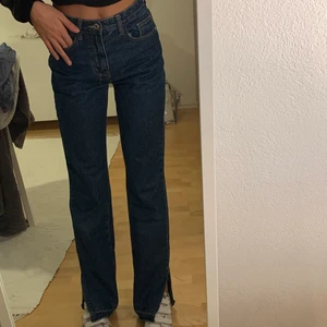 Mörkblå jeans slits  - Supersnygga mörkblå jeans med slits från plt. Bra i längden på mig som är 177 och i toppenskick! Frakt 62kr