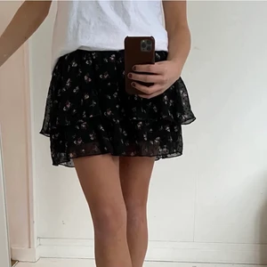 Kjol med volang - Super fin kjol med volanger och fint print. (Lånade bilder). Kjolen är i storlek XS, men är stretchiga och passar mig som vanligtvis har S.