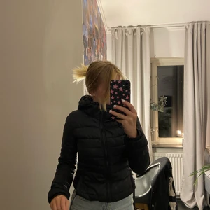 Svart jacka - Säljer den här svarta dunjackan från ONLY i storlek xs.Den är ganska Tunn i materialet.säljer för 100 kr💗!!köparen står för frakten!!!