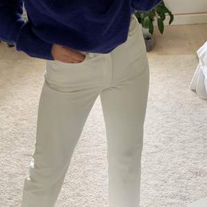 Vita jeans från Weekday i storlek 25/30 modell ”Row”, alltså straight leg. 🥰 Säljer då de är lite små för mig och har flera vita par! Frakt tillkommer <3