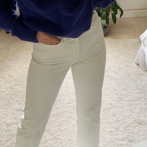 Straight leg jeans - Vita jeans från Weekday i storlek 25/30 modell ”Row”, alltså straight leg. 🥰 Säljer då de är lite små för mig och har flera vita par! Frakt tillkommer <3