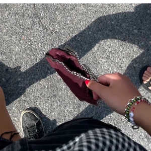 Stella mccartney  - Säljer min fina stella mccartney väska i storleken tiny! Super fin till hösten och väldigt fin vinröd färg!❤️ buda från 3500kr då den är i nyskick! Köp direkt för 4500kr