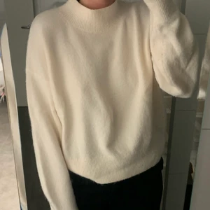 Tröja från &other stories  - Mysig höst/vinter tjocktröja från &other stories i storlek M