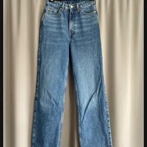 Helt oanvända jeans från weekday, prislapp kvar. Köpte för 500kr. Säljer pga att jag beställde fel storlek. Raka och dom va lite midwaist på mig . Säljer på nytt för att förra annonsen inte gick att redigera.