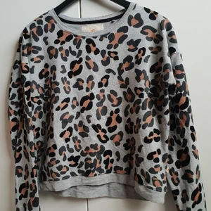 Unik leoprint sweatshirt  - Unik sweatshirt från Lindex Holly&Whyte avdelning. 👌🏼🤗🐾 Snyggt grafiskt leo-print med en del av trycken som har en svart sammets-yta.                                           Boxig modell, lite kortare i längden. Sparsamt använd och alltså i fint skick 😊